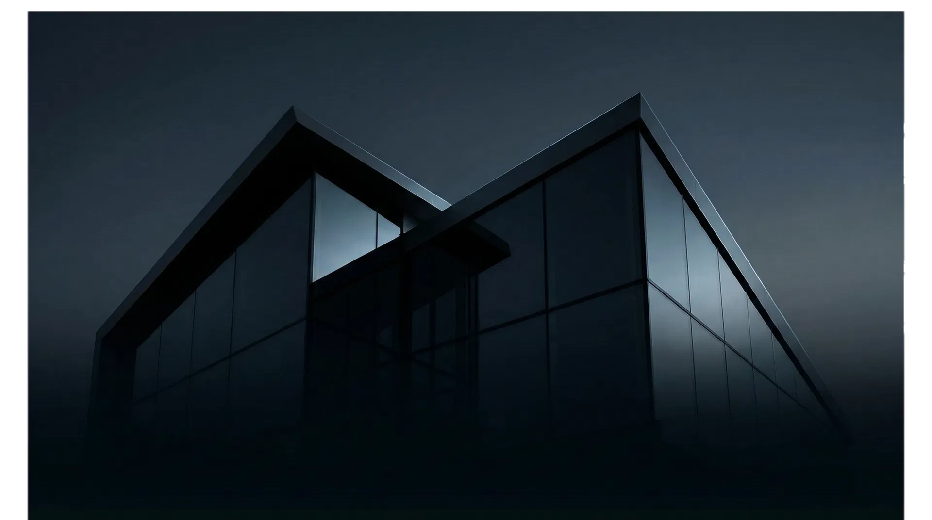 Dunkle Architektur mit präziser Glasfassade in der Abendstimmung